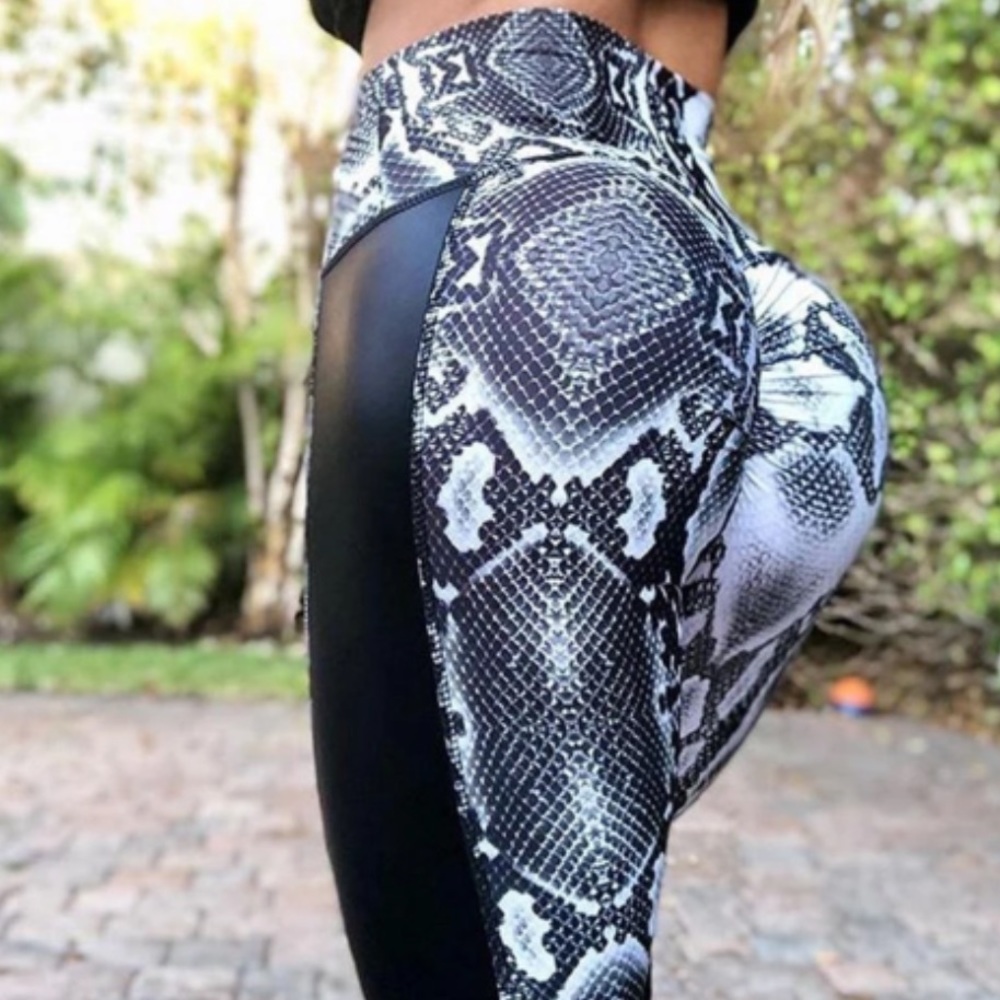 Scrunch butt snake print work out leggings M